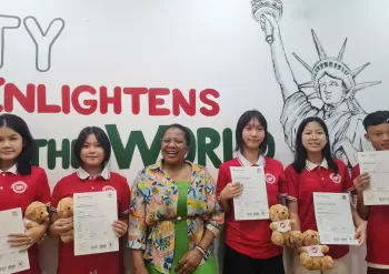 Các em nhận chứng chỉ kỳ thi KET ngày 20.07.2025